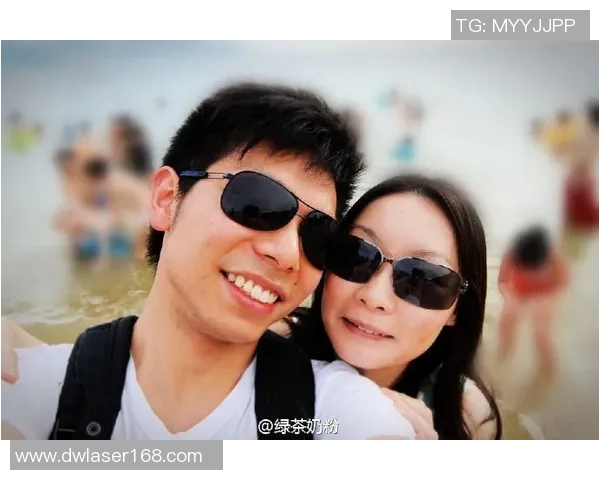 足球明星与女友的甜蜜生活合照展现幸福瞬间与浪漫时光